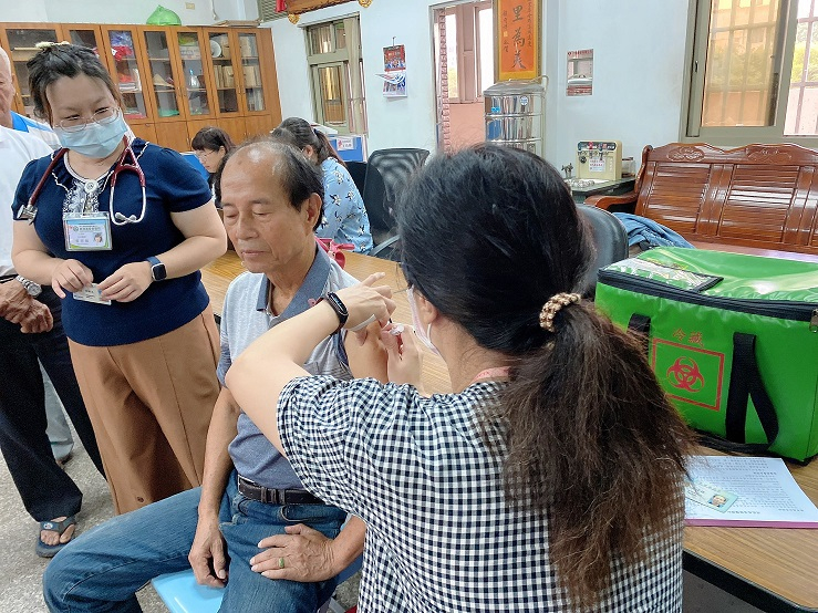 109-10-21-社區流感疫苗施打照片4