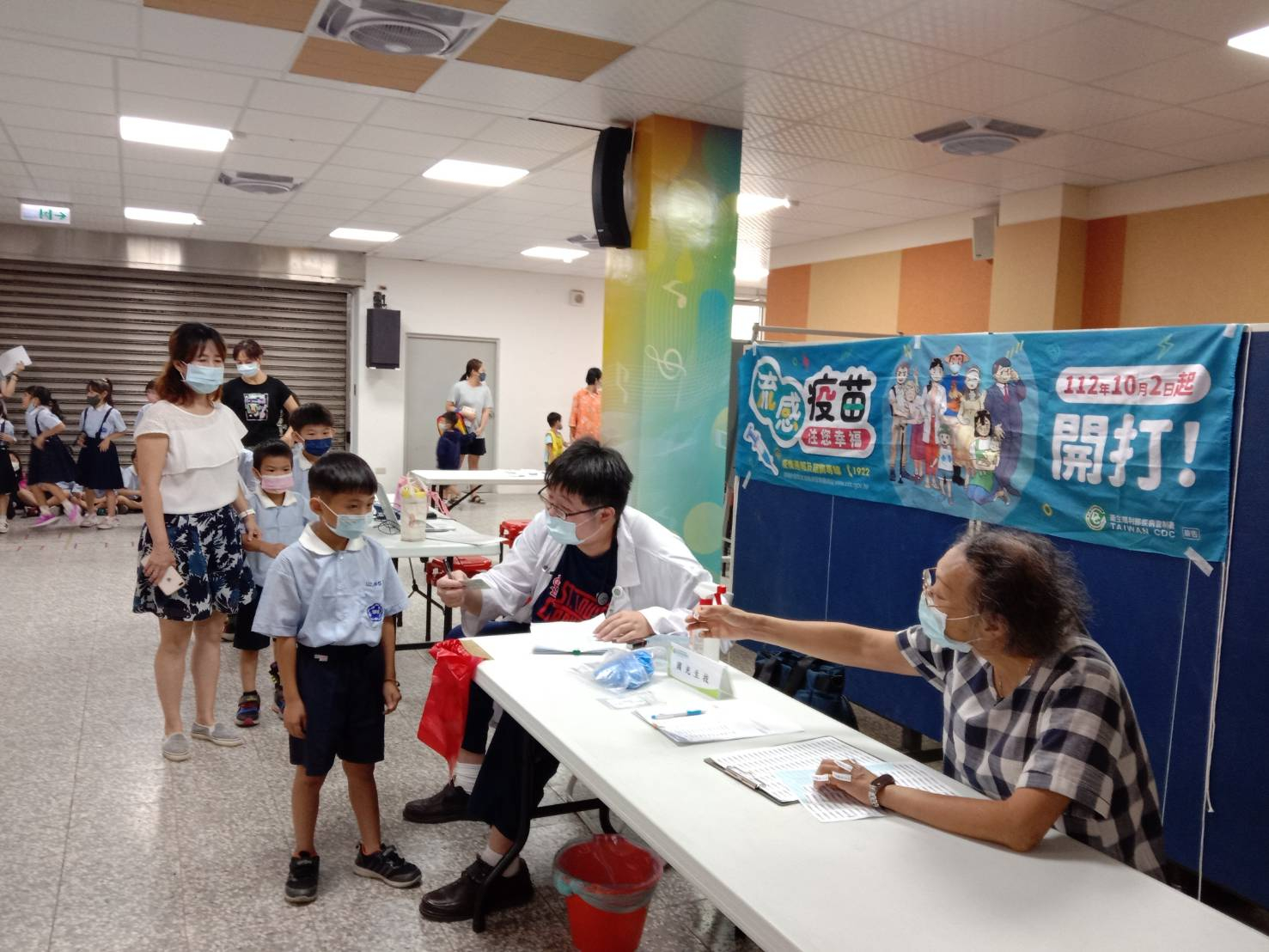 112年10月19日-海埔國小-校園流感疫苗接種設站照片2