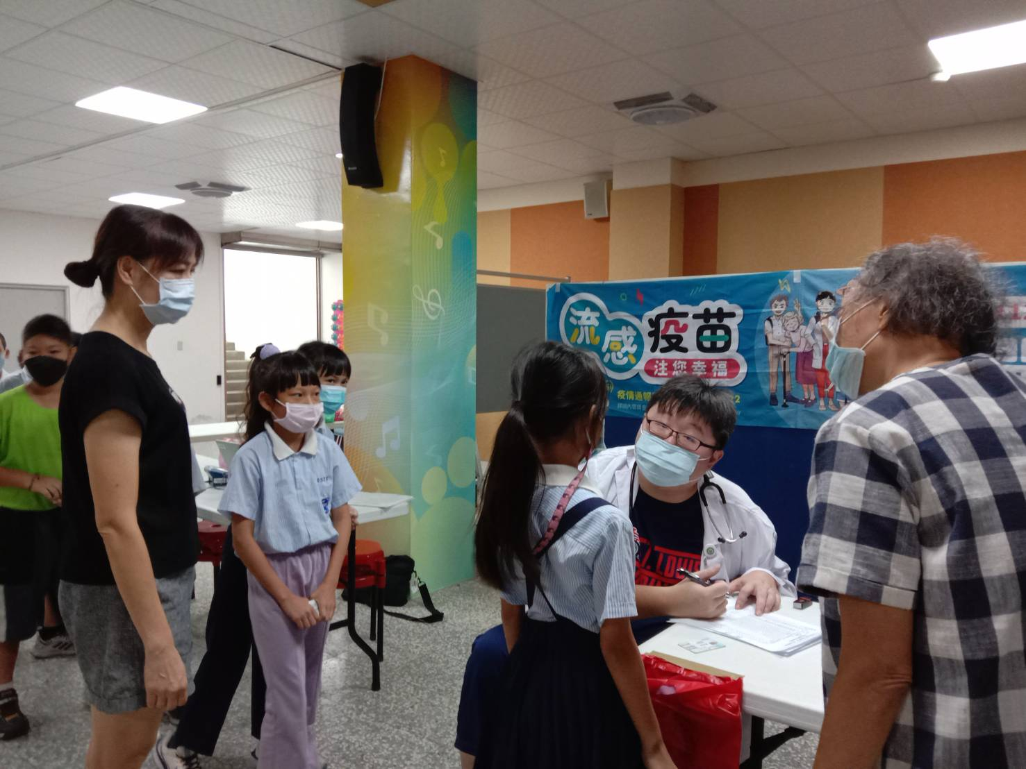 112年10月19日-海埔國小-校園流感疫苗接種設站照片4