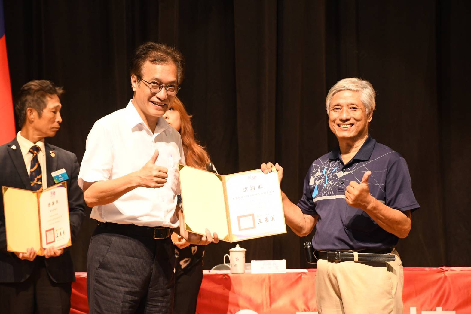 鹿港鎮衛生所社區衛生促進會賛助一元慢跑接受彰化縣政府表揚。 相本